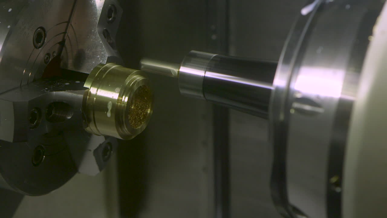 el corte de metales de precisión es realizado por robots en una fábrica de fabricación de acero