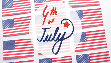 animación del 4 de julio texto sobre las banderas de los estados unidos de américa sobre fondo blanco