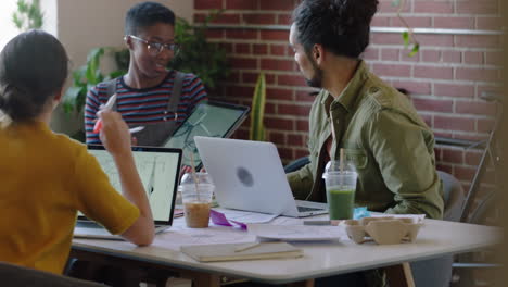 Equipo-Creativo-De-Ingenieros-Que-Utilizan-Una-Tableta-Para-Diseñar-Un-Prototipo-De-Bicicleta-Mujer-De-Negocios-Afroamericana-Que-Presenta-El-Diseño-En-La-Pantalla-Proyecto-De-Planificación-Que-Comparte-Ideas-En-Una-Reunión-De-Oficina