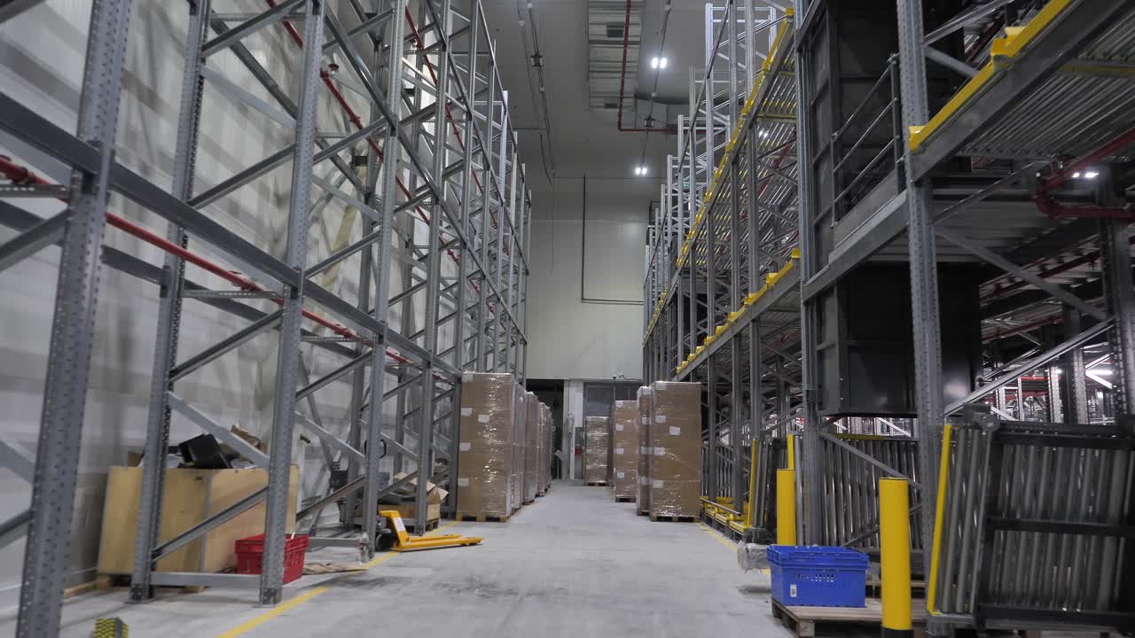 paquetes de cartón listos para su envío en un gran almacén, concepto de compras en línea