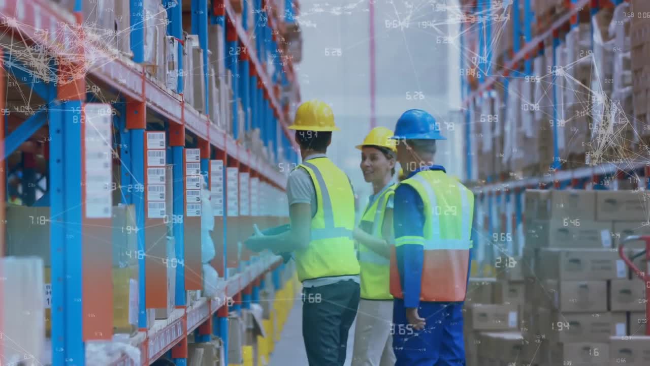 trabajadores de almacén escaneando paquetes