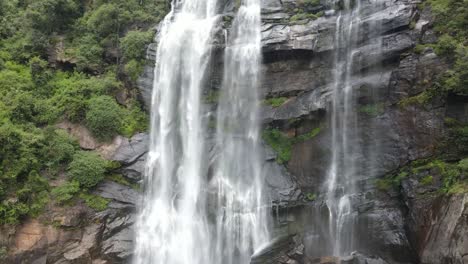 Wasserfall-Drohnenaufnahmen-Von-Bomburu-Ella-In-Sri-Lanka