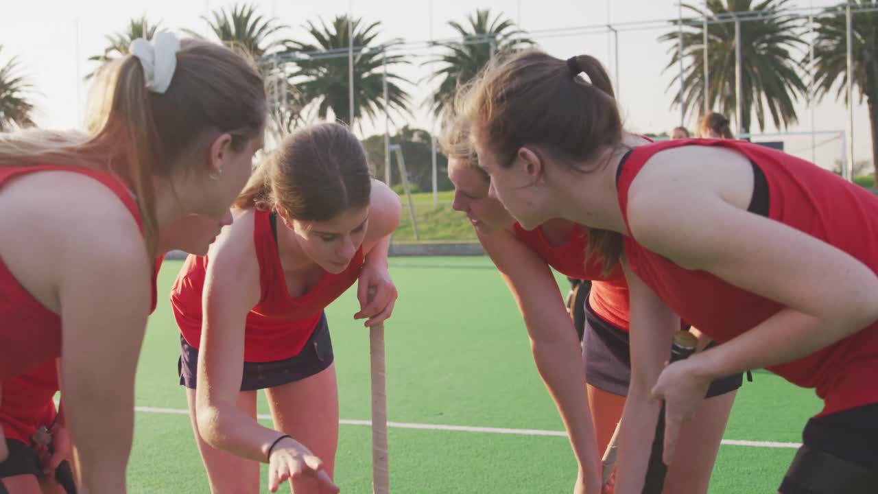 jugadoras de hockey preparando el partido en el campo