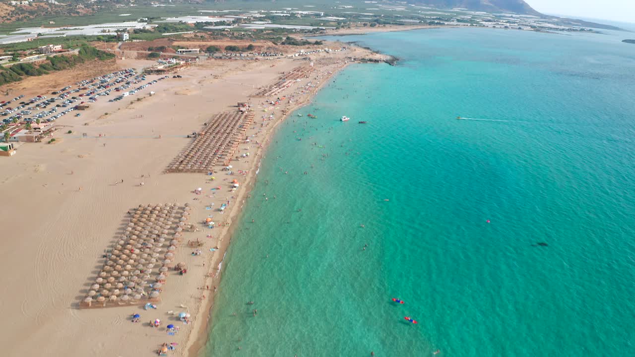 목가적인 falasarna 해변 해안선 청록색 물, 그리스를 드러내는 공중 기울기