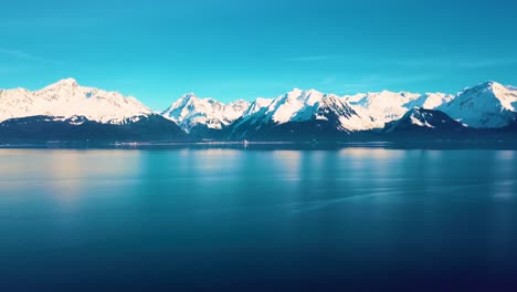 vídeo de 4.000 drones de seward, la playa de alaska y las montañas cubiertas de nieve circundantes en un día nevado de invierno