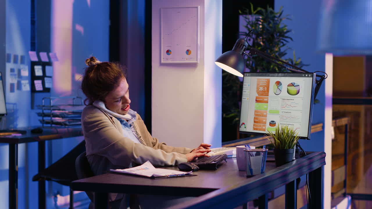 женщина, работающая за столом в офисе