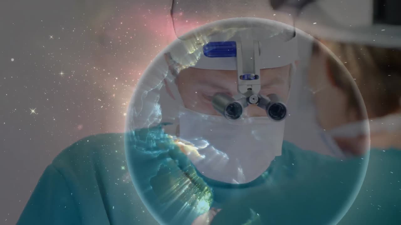 수술실에서  ⁇ 안경을 착용한 백인 남성 외과 의사와 함께 우주에서 지구의 애니메이션