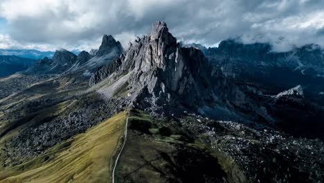 Drohnenaufnahmen-Vom-Passo-Giau-In-Den-Italienischen-Dolomiten