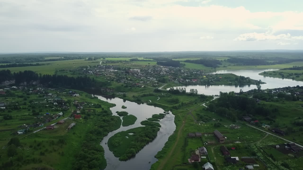 강 마을 의 공중 사진