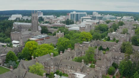 toma aérea de la universidad de duke que establece los dormitorios, los terrenos, el campus