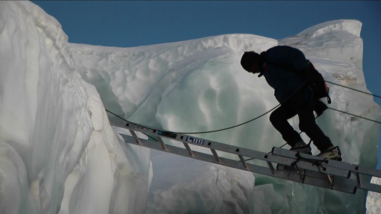 escalador cruzando la escalera hacia el estilo del sol