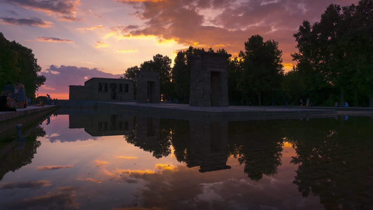 lapso de tiempo de la puesta de sol en el antiguo templo egipcio de debod ubicado en madrid, españa