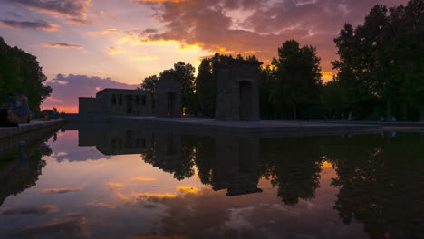 Zeitraffer-Des-Sonnenuntergangs-Im-Alten-ägyptischen-Tempel-Von-Debod-Befindet-Sich-In-Madrid,-Spanien
