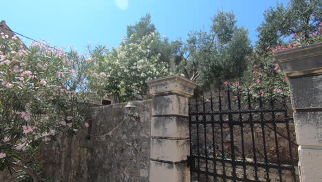 video de una antigua puerta de metal en una casa de piedra