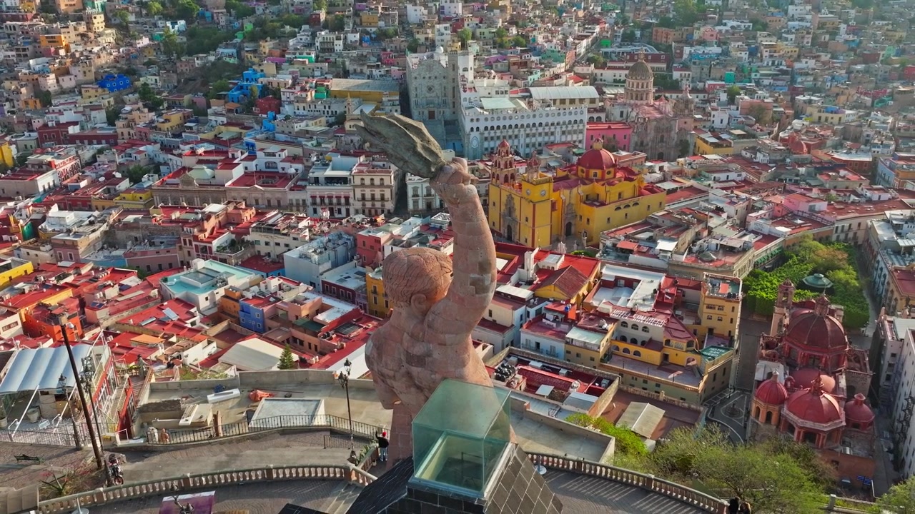 Guanajuato Messico, Monumento al Pipila, panoramica della città colorata con abitazioni dense e espansione urbana sulle colline.