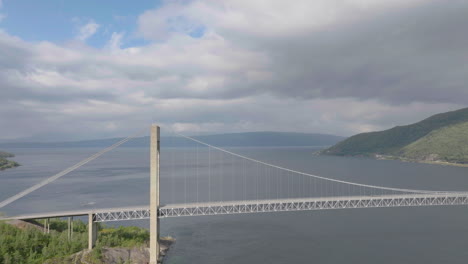 Vista-De-Drones-Del-Puente-Skjomen-A-Través-Del-Fiordo-Skjomen-En-Narvik,-Noruega