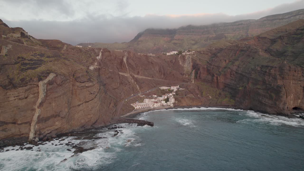 Vista drone della città costiera di Alojera sull'isola di La Gomera, famosa per il miele di palma.