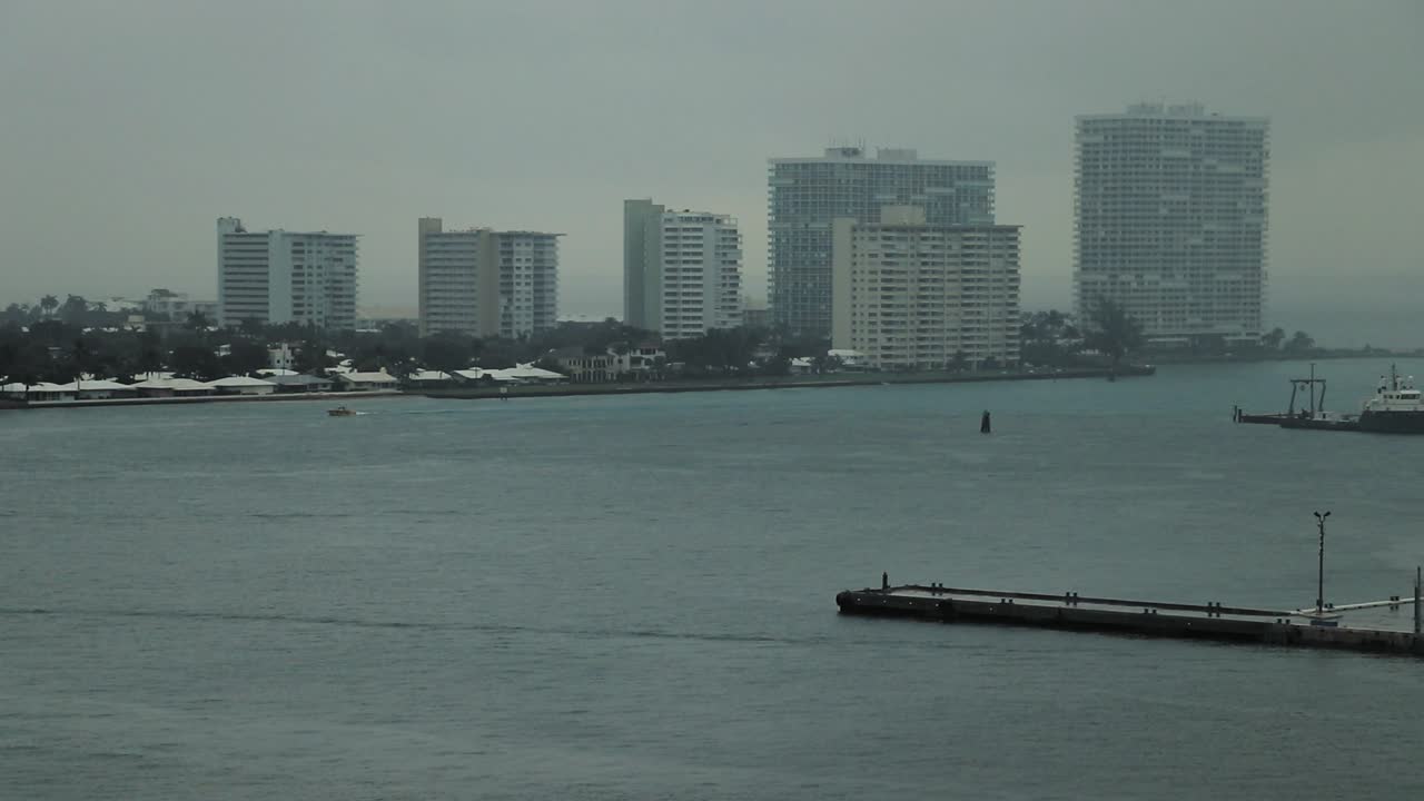 비 폭풍 동안 포트 에버글레이즈