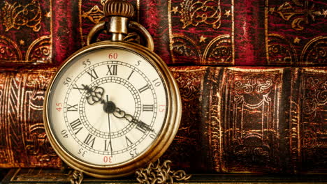 reloj de bolsillo antiguo de época contra el fondo de libros antiguos