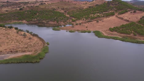 paisaje natural alentejano, río y campos rurales, sobrevuelo aéreo