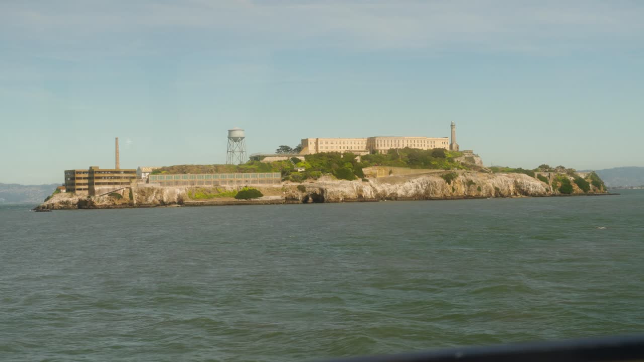 샌프란시스코에서 지나가는 알카트라즈 섬의 풍경