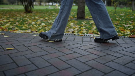 Frauenbeine-Gehen-Im-Stadtpark.-Unerkennbare-Person,-Die-In-Der-Herbststraße-Spaziert.