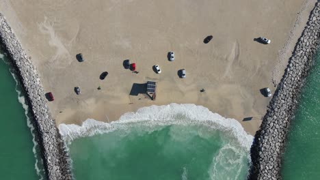 4k: vista aérea del mar agitado, olas del océano chocando contra la playa de dubai, mar azul profundo con olas y espuma en las rocas, emiratos árabes unidos