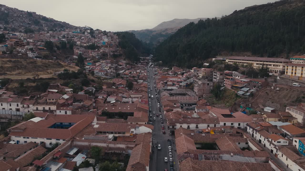 vista aérea de una ciudad montañosa en américa del sur