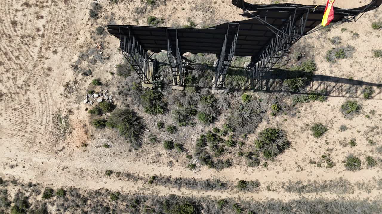 vista aérea de un gran toro de metal negro con la bandera española en su cabeza en españa