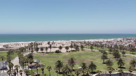 sobrevuelo aéreo del parque en oxnard shores en ventura, california - hermosas imágenes de drones de un día soleado y el océano pacífico