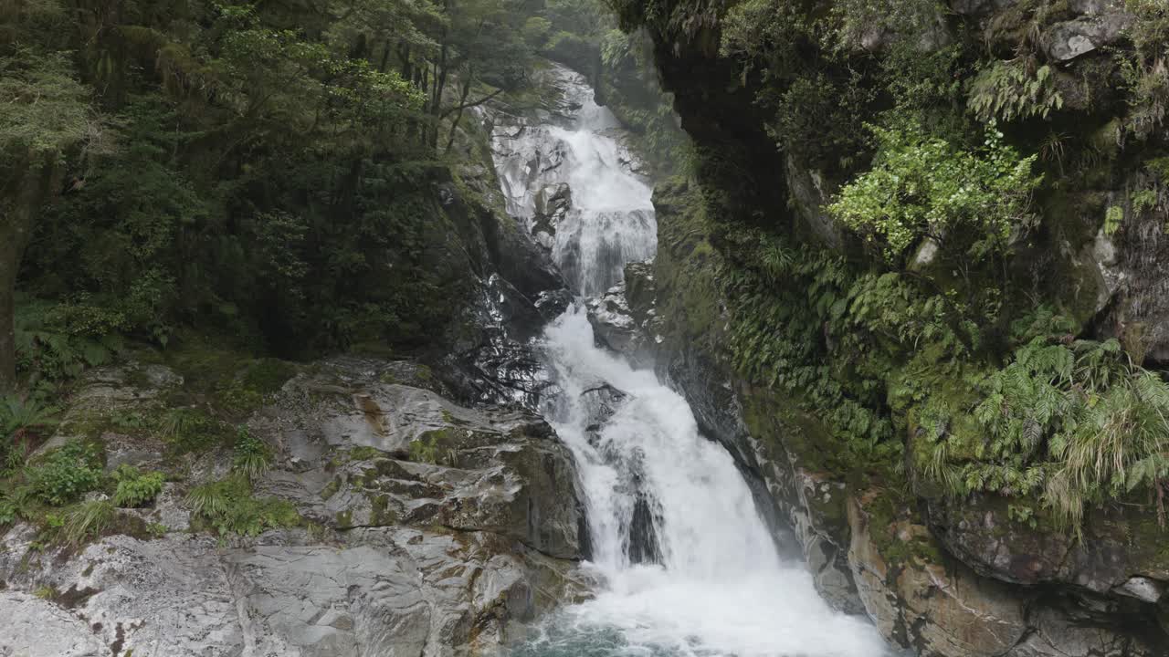christie falls en el fiordland, nueva zelanda