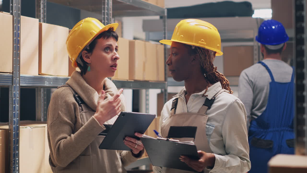 trabajadores del almacén inspeccionando el inventario