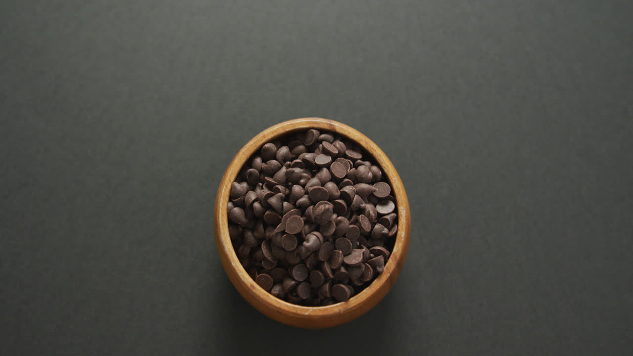 회색 배경 위에 초콜릿 의 나무 그의 상공 전망의 비디오