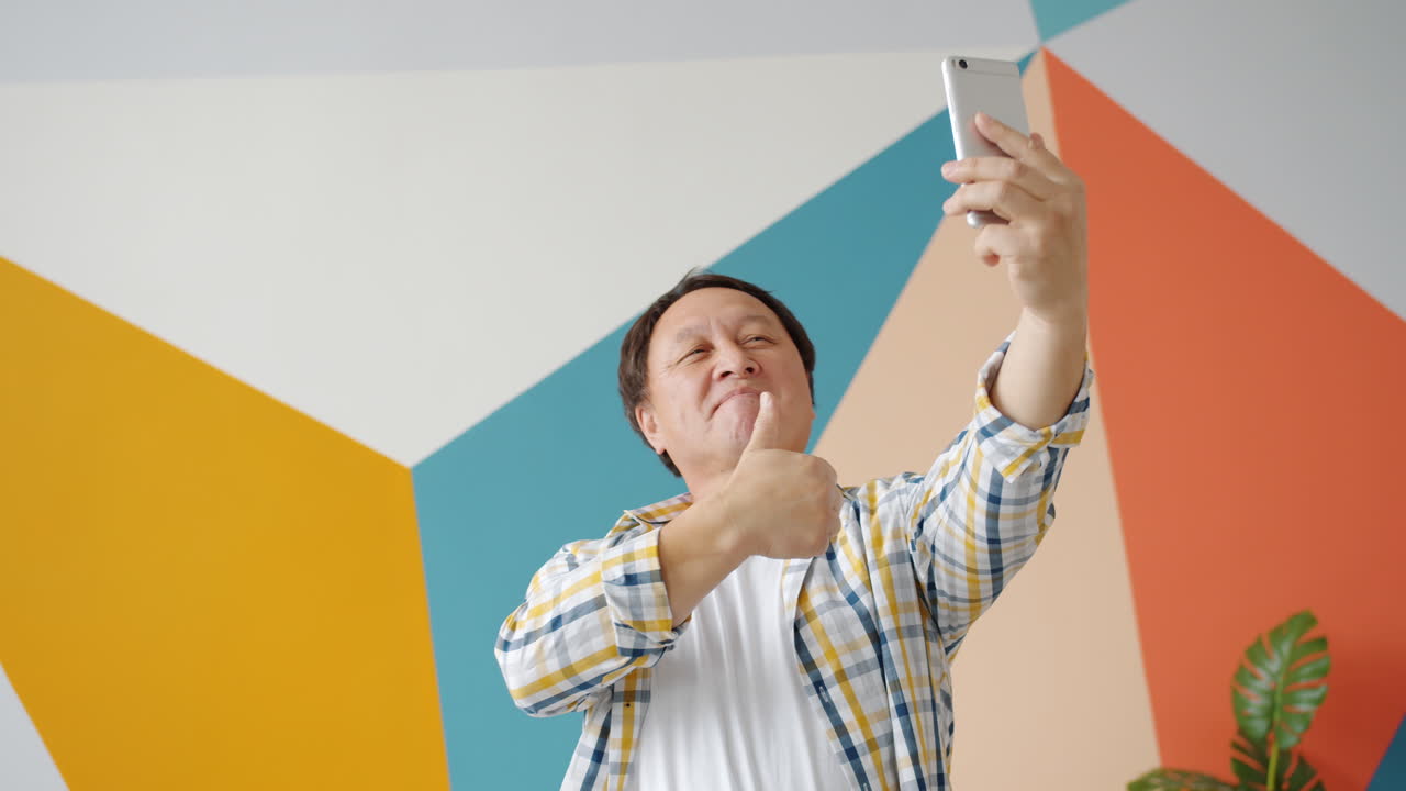 hombre tomando una selfie