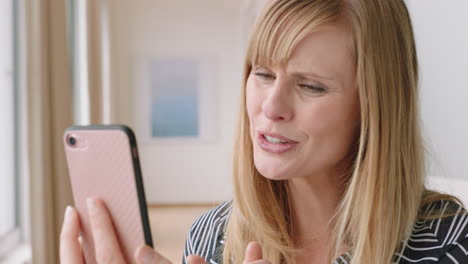 Hermosa-Mujer-Rubia-Usando-Un-Teléfono-Inteligente-Video-Chat-Lenguaje-De-Señas-Con-Gestos-Con-Las-Manos-Disfrutando-De-La-Comunicación-En-Línea