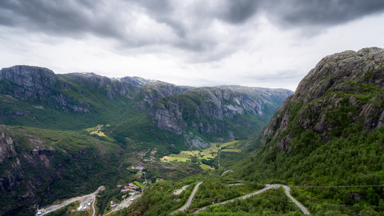 lapso de tiempo de noruega. montañas visibles
