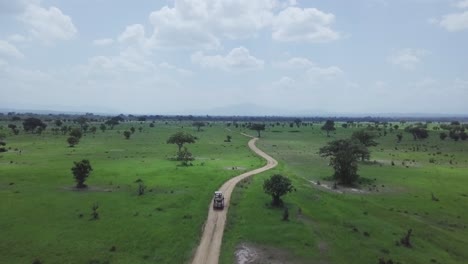 jeep conduciendo en el paisaje de áfrica