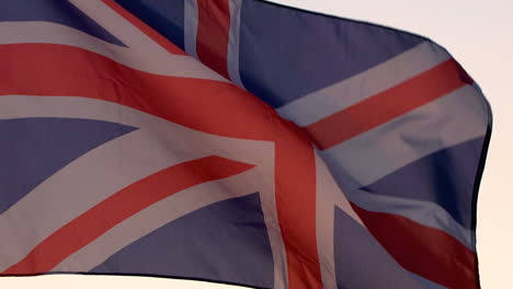 Die-Britische-Flagge-Weht-über-Dem-Himmel-Bei-Sonnenuntergang.