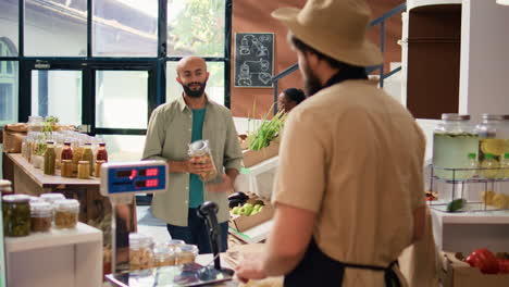 Vendedor-Ponderando-Patatas-Para-El-Comprador.