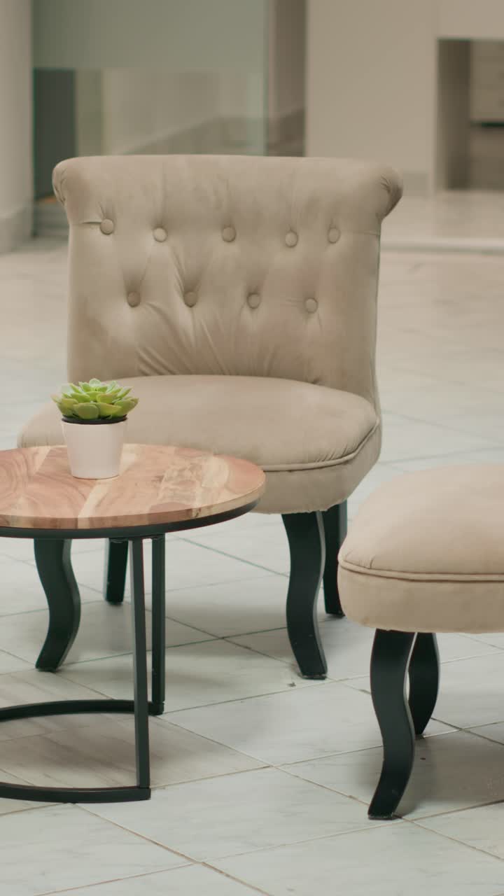 Area lounge con video verticali e poltrone di lusso