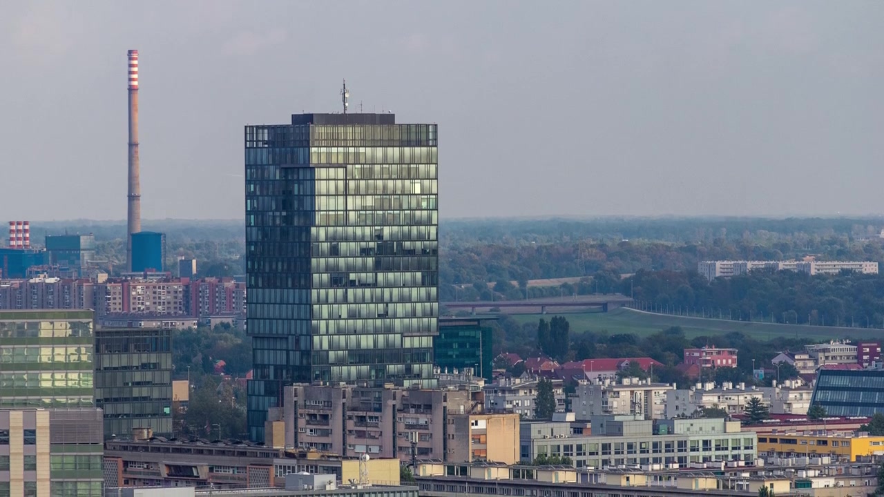 Timelapse del panorama del centro di Zagabria, Croazia, con edifici moderni e storici, musei in lontananza. Vista dall'alto da un grattacielo.