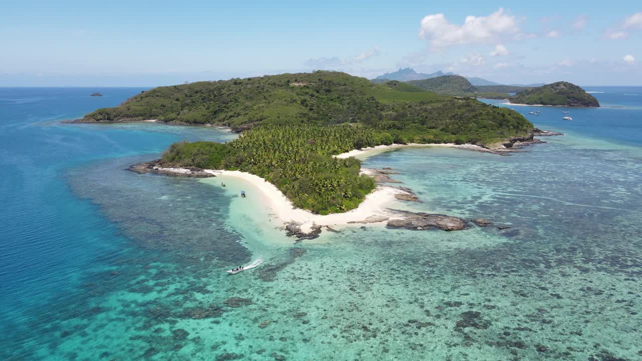 드라와카 섬의 공중 풍경, 태평양의 투명한 물, 다채로운 산호초와 함께 해양 풍경, 푸른색과 푸른색의 많은 색조 - 위에서 야사와 섬의 풍경 파노라마, 피지
