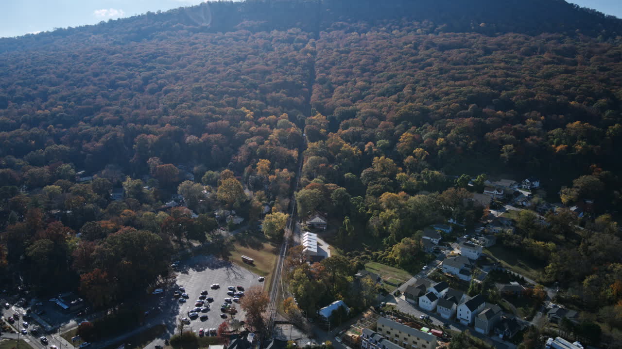 hiperlapso de la base de la montaña mirador con el riel inclinado en primer plano con tráfico de st