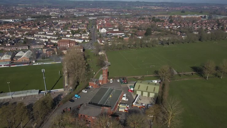 Vista aerea 4K della stazione dei vigili del fuoco di Taunton, Somerset, Regno Unito, drone che ruota a destra con la stazione dei vigili del fuoco al centro. 60fps.
