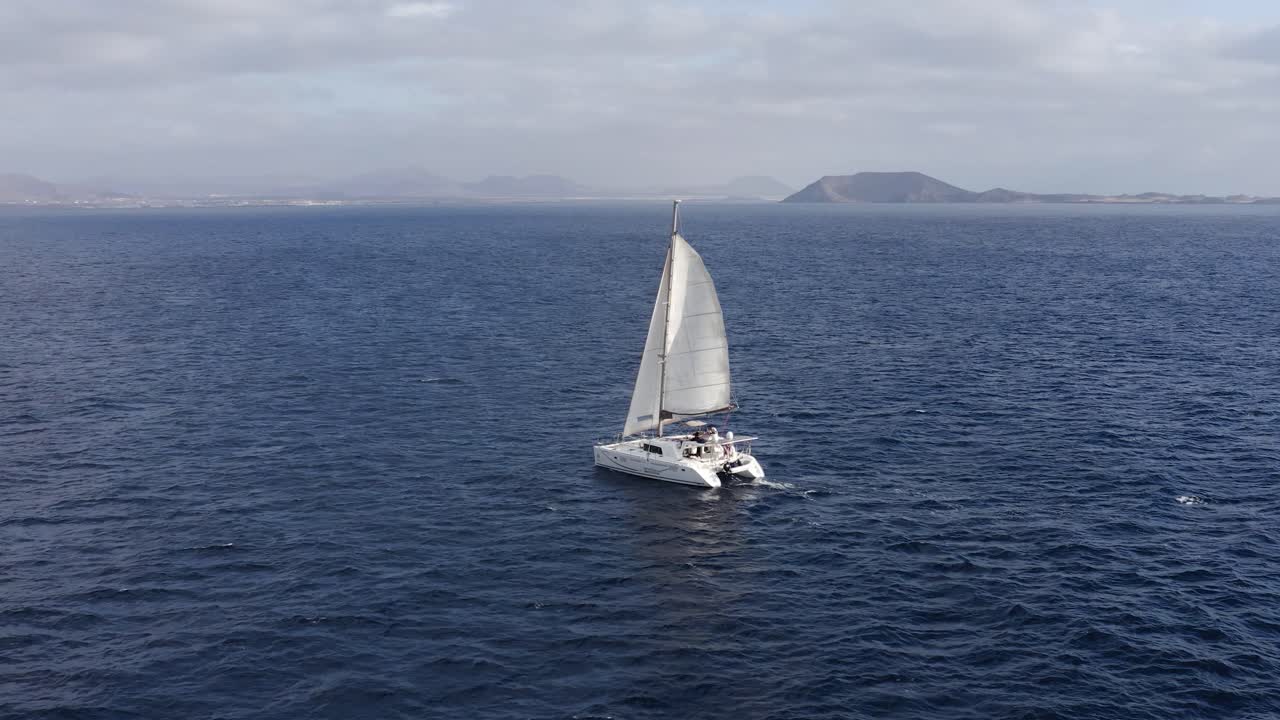 catamarán navegando en el océano