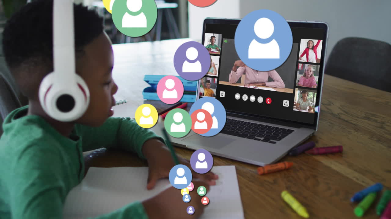 Na escola, criança participando de aula online com animação colorida de ícones de usuário
