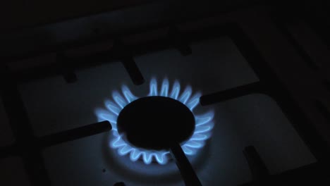 los quemadores de gas en la estufa queman en la oscuridad