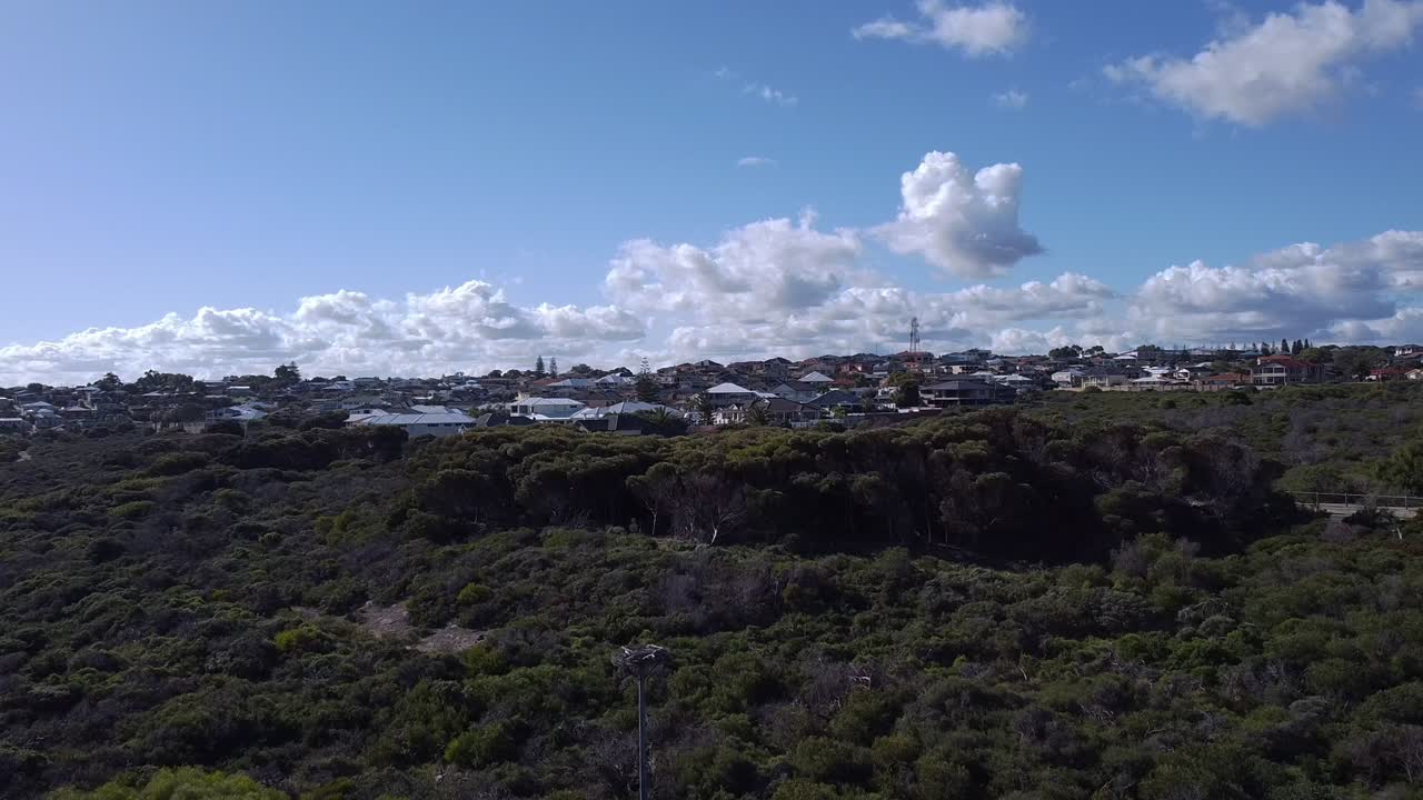 인공 독수리 둥지 근처 주택 근처 공중 하강 클립