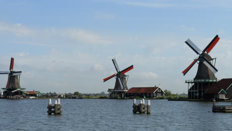 Windmühlen,-Niederlande:-Herrlicher-Blick-Auf-Windmühlen,-Die-An-Einem-Sonnigen-Tag-Auf-Einem-See-Liegen