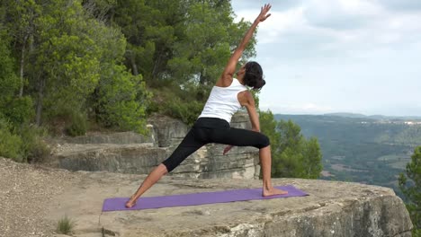 mujer haciendo yoga al aire libre 53